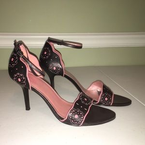 Carlos Santana pink and black strappy sandals size 8 1/2